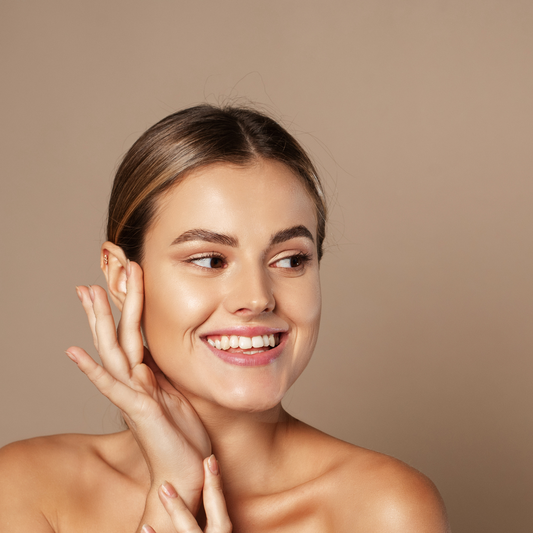 Vårens beste hudpleietips for glød – Eksfoliering, fukt og solbeskyttelse!